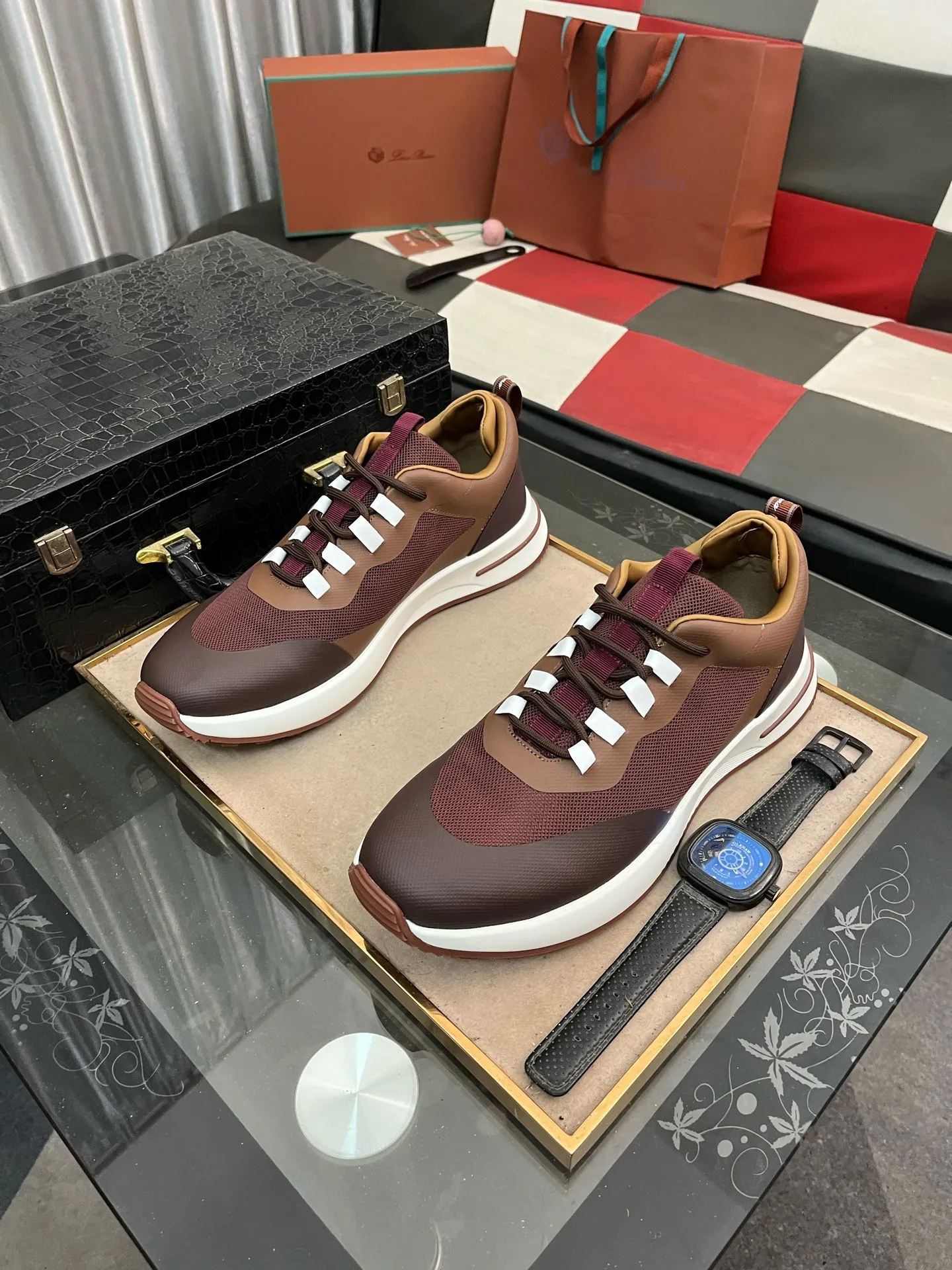 Men's men's shoes💰560⌚️⌚️LoroPiana/Noyo Piana WeekendWalk men's new thick-soled sports shoes, LP lace-up casual shoes that are as comfortable as clouds! The upper is made of cowhide leather, highlighting the sporty style. The lightweight sole adds a touch of modernity to the shoe. Counter original box packaging with dust bag!  Size: 38-449️⃣Colors available